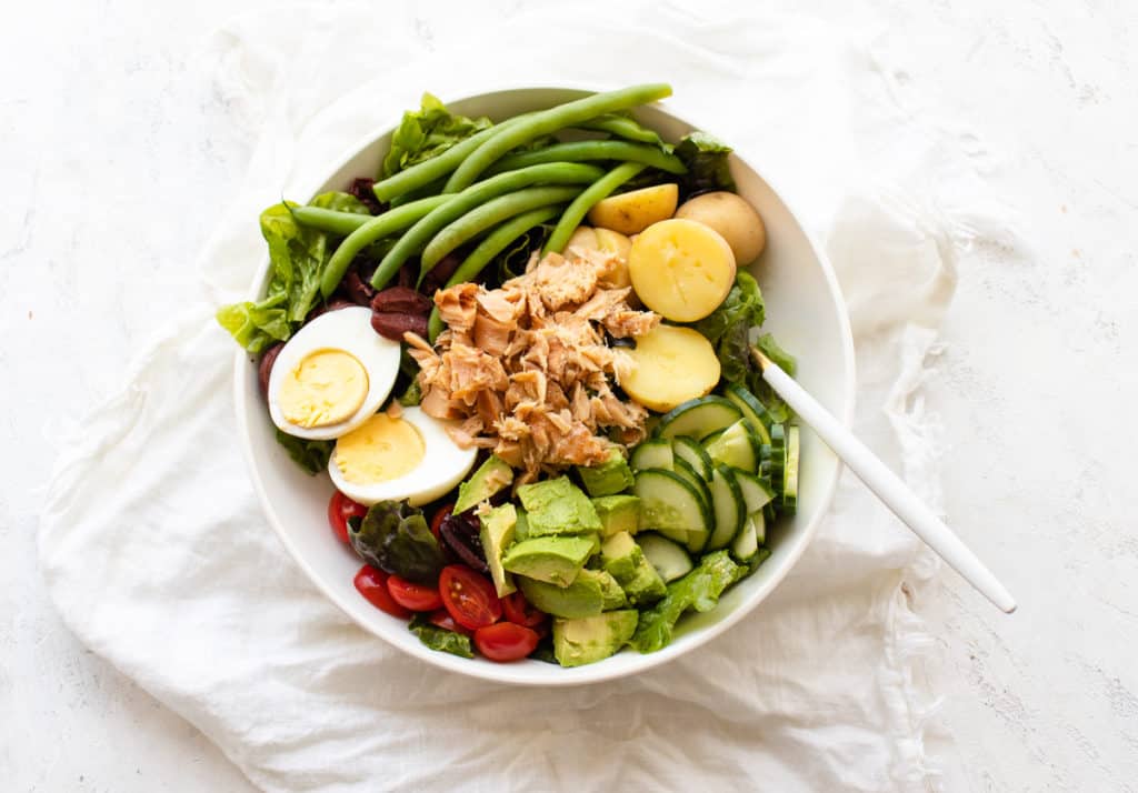 nicoise salad with canned tuna and Mediterranean ingredients